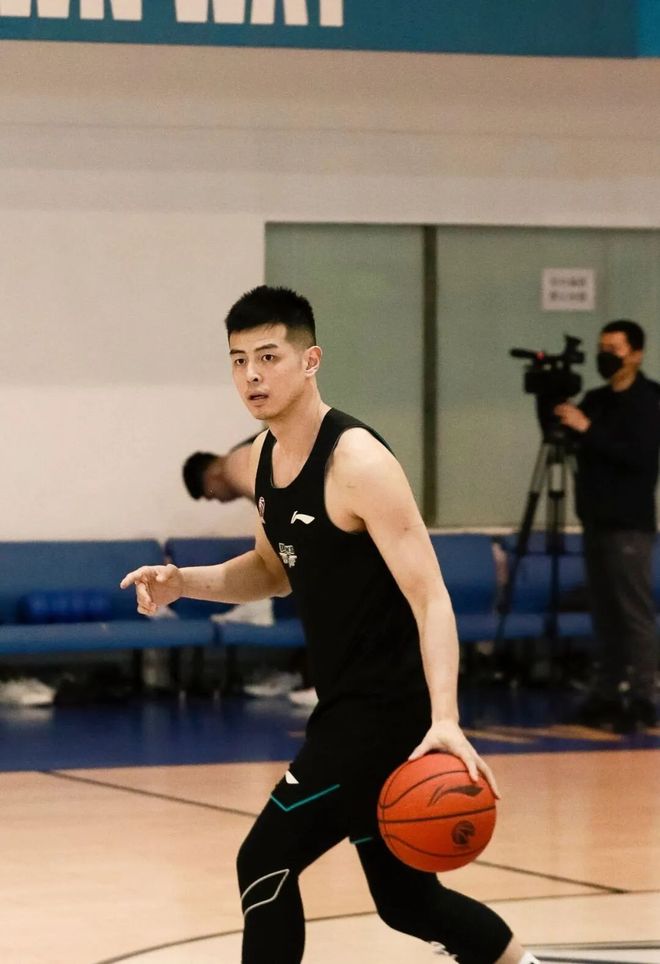 包含全明星赛倒计时；北京首钢赛后刷新队史纪录；细节引发关注；底气十足；数据趋势出现新变化的词条