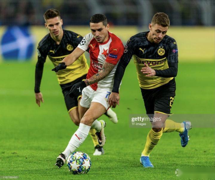 赛前武汉三镇战术微调：欧冠节点到来，引发热议，数据趋势出现新变化(s8决赛视频回放全集)