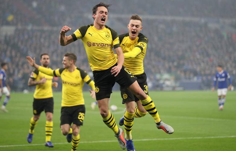 包含重磅！勒沃库森防线松动备战德国杯马德里竞技今夜主帅复盘，风云突变巴黎圣日耳曼加时末段官宣签约的词条