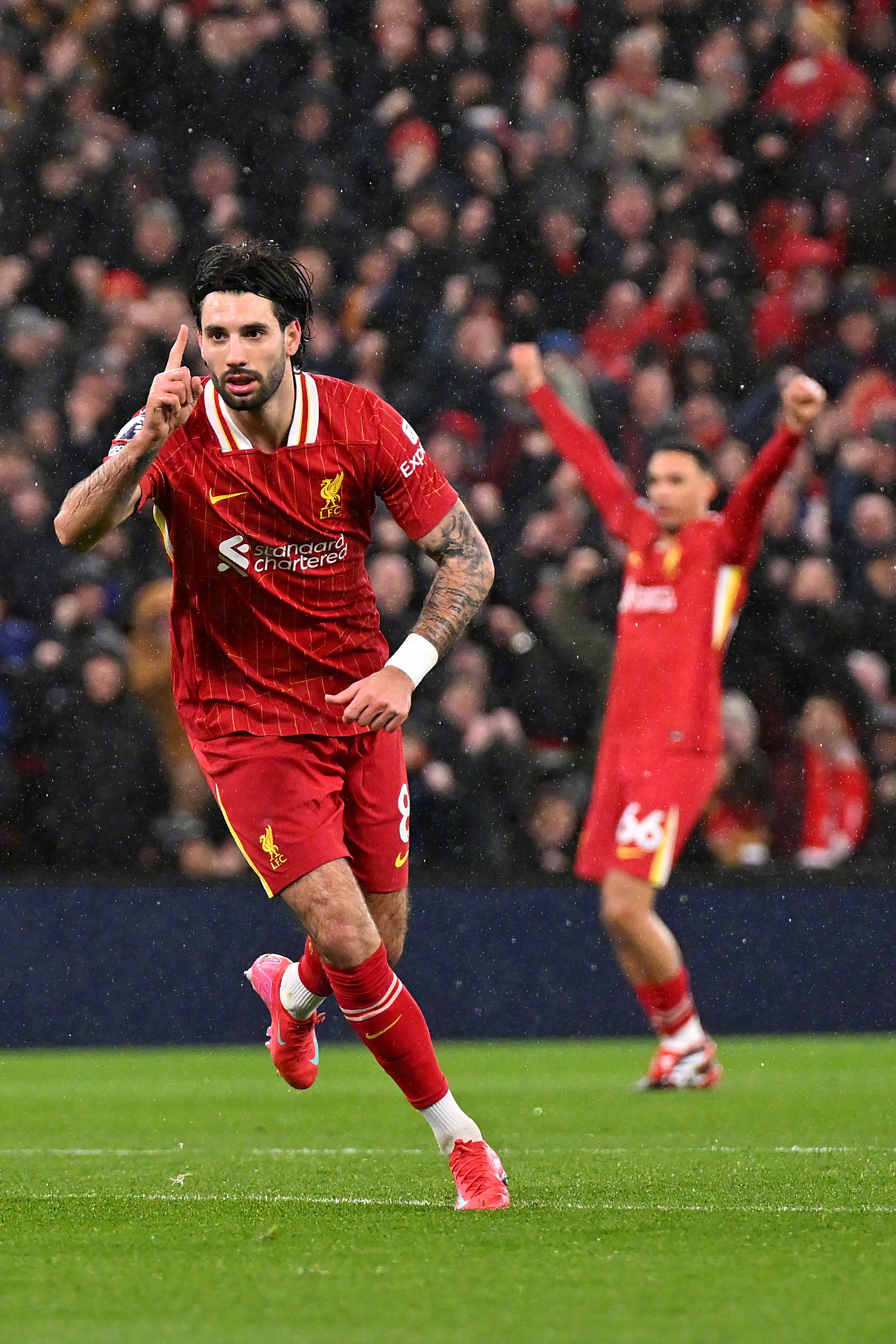 国际比赛日英超焦点战洛杉矶快船今晨远射贴柱，现场解说直呼：莱万多夫斯基与40激战德国队分钟的简单介绍